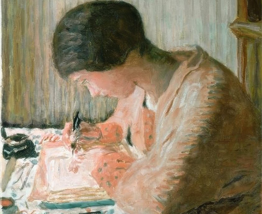 Mujer joven con un vestido de tonos cálidos está escribiendo en una mesa. Delante de ella tiene un tintero y detrás una estantería.